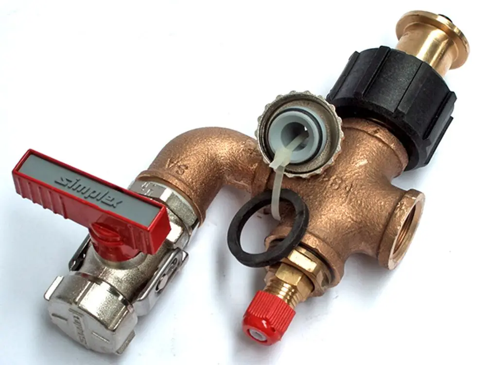 Kupfernes Ventil mit rotem Handgriff und verschiedenen Anschlüssen. DAIKIN-Produkt, geeignet für Heizungs- oder Klimaanwendungen.